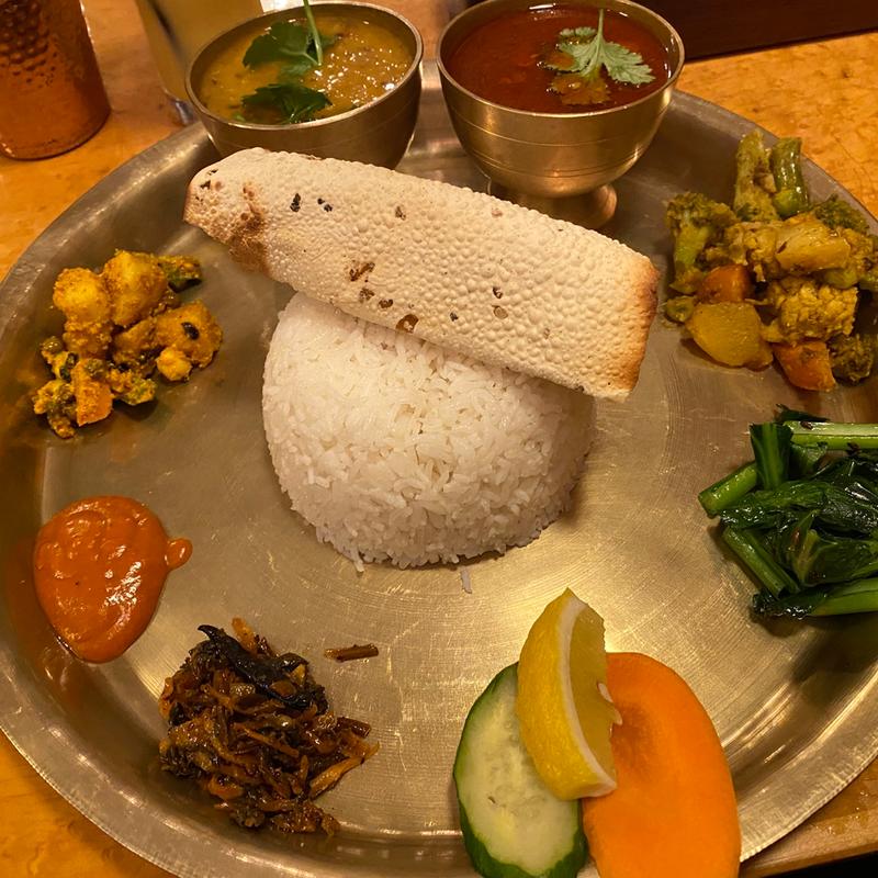 ダルバートセット（チキンダルバートスープカレー）(アジアンビストロ ローカル)