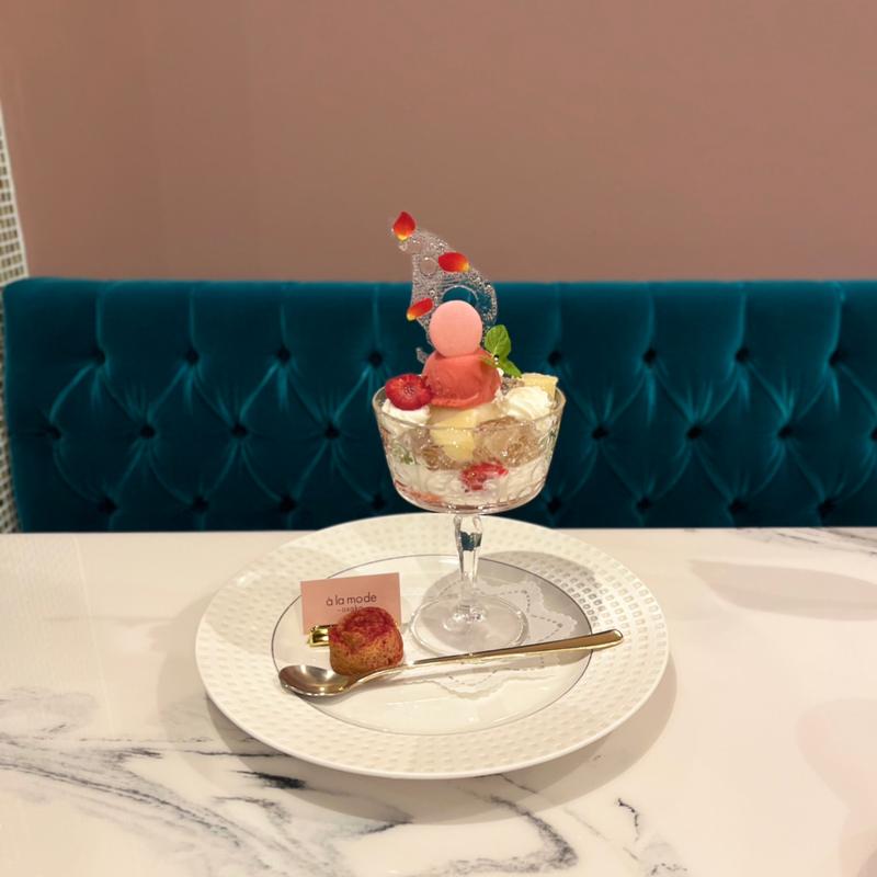 桃とフランボワーズのパフェ(à la mode osaka アラモード大阪)