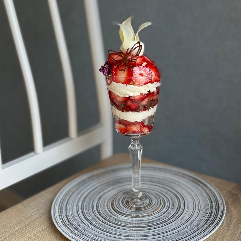 いちごのパフェ(あおいそら)