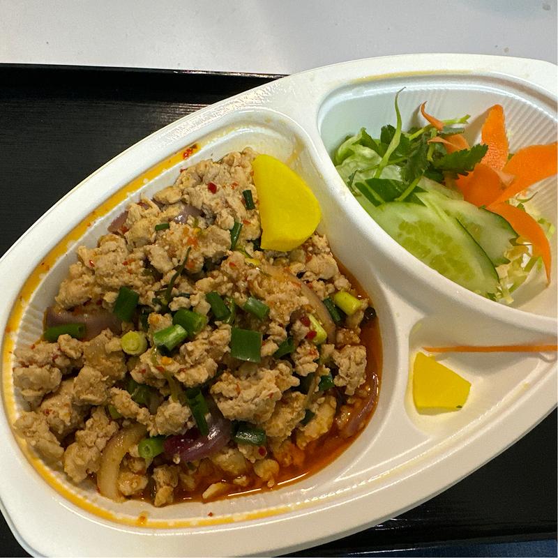 鳥ひき肉のスパイシーサラダ(恵比寿ガパオ食堂)