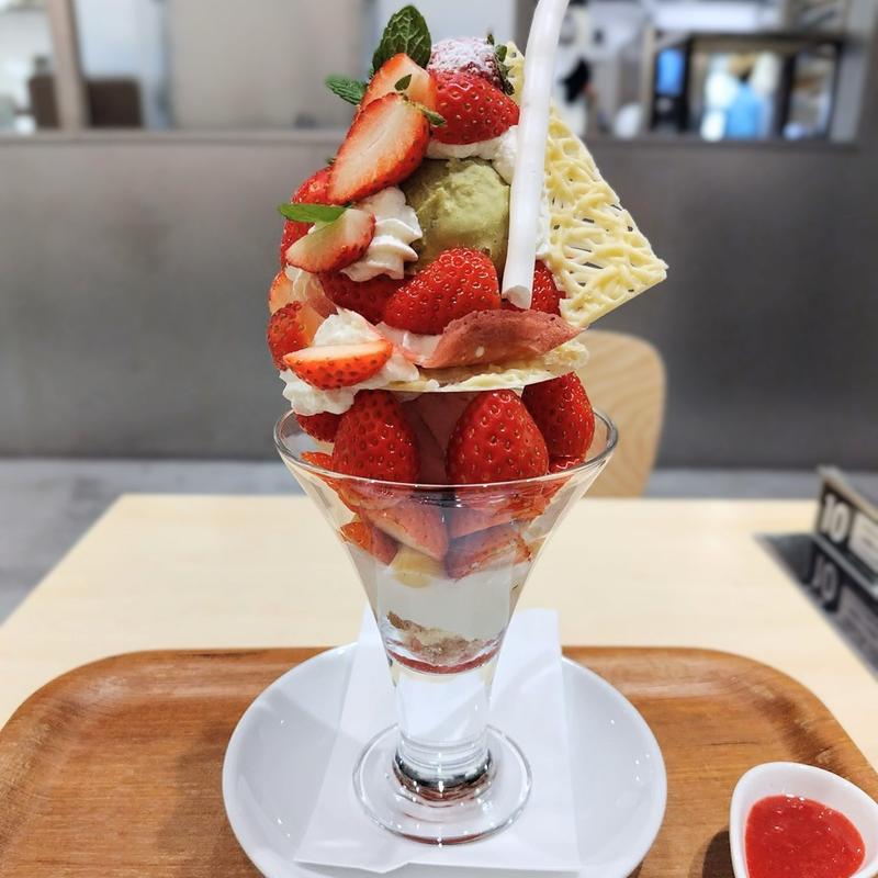 たっぷり苺の楽園パフェ(おかしな大地 from farm to spoon SAKAE)