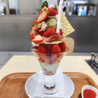 たっぷり苺の楽園パフェ(おかしな大地 from farm to spoon SAKAE)