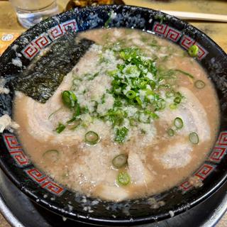 とんこつラーメン(こってり、麺かため、ネギ多め)