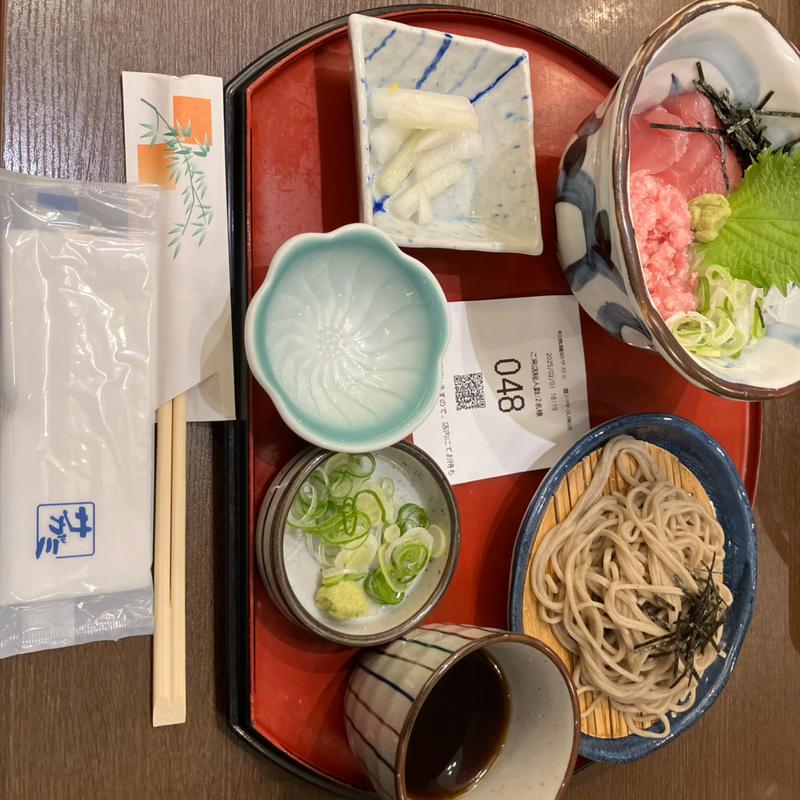 まぐろ二色丼と麺皿そば(サガミ 豊川牛久保店)