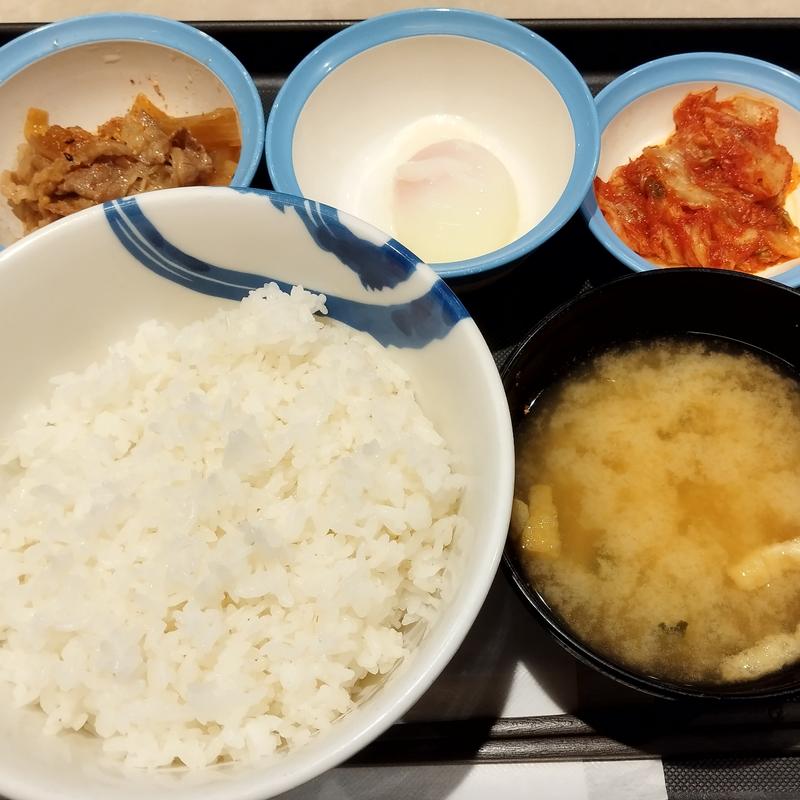 半熟玉子かけごはん ライス特盛／ミニ牛皿、キムチ(松屋 青砥店)