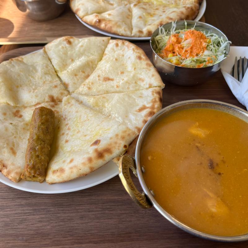 Bランチセット（チーズナン・チキンカレー・サラダ・シシカバブー）(パパカレー PAPA CURRY)