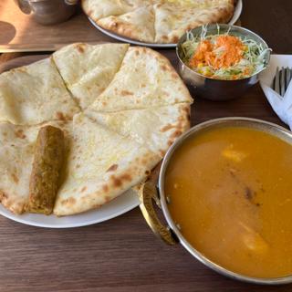 Bランチセット（チーズナン・チキンカレー・サラダ・シシカバブー）