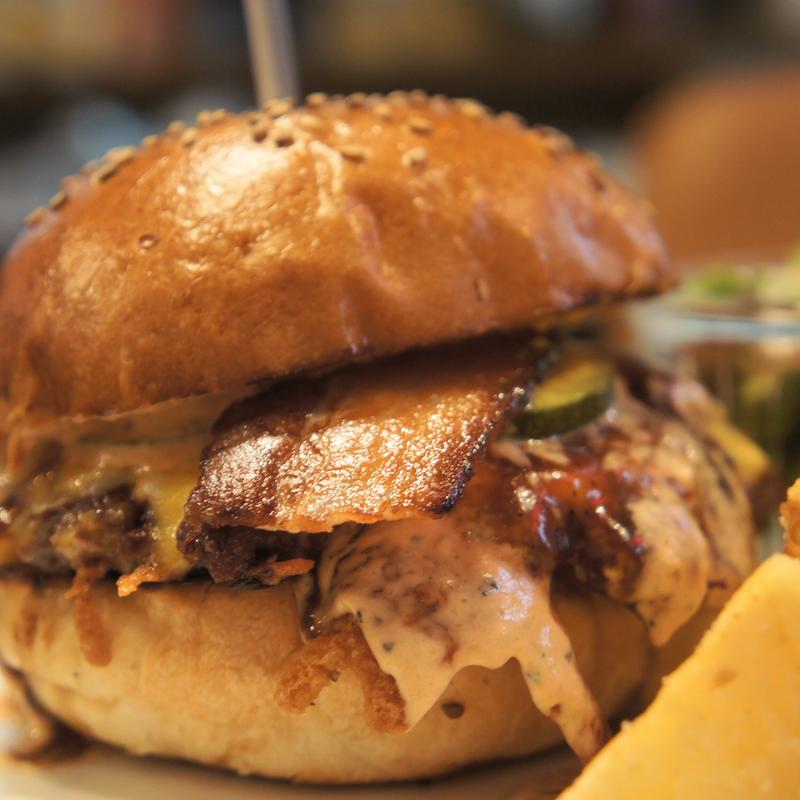 自家製ベーコンチーズバーガー(THUNDER BURGER)