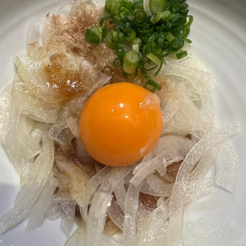 さっぱりオニオンスライス 卵黄のせ  (焼肉ダイニング ワンカルビ 三木店)