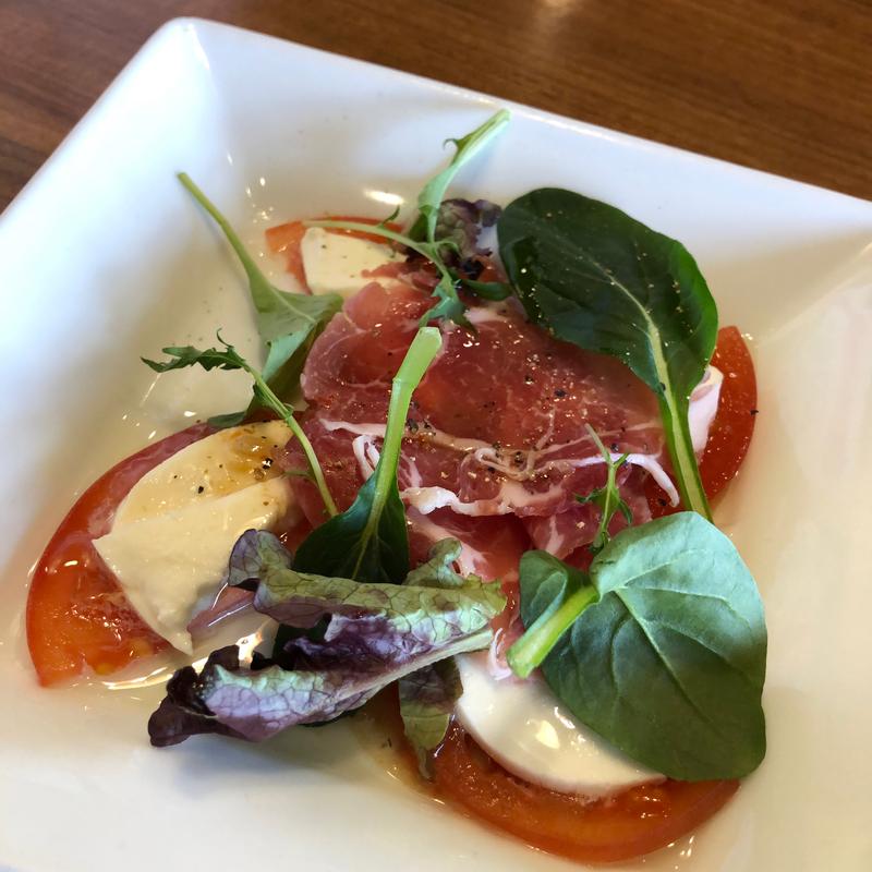 生ハムとトマトとモッツァレラのカプレーゼ(トマト＆オニオン 我孫子店)