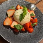とろとろブラータチーズと苺のカプレーゼ(Bar e Trattoria QUATTRO)