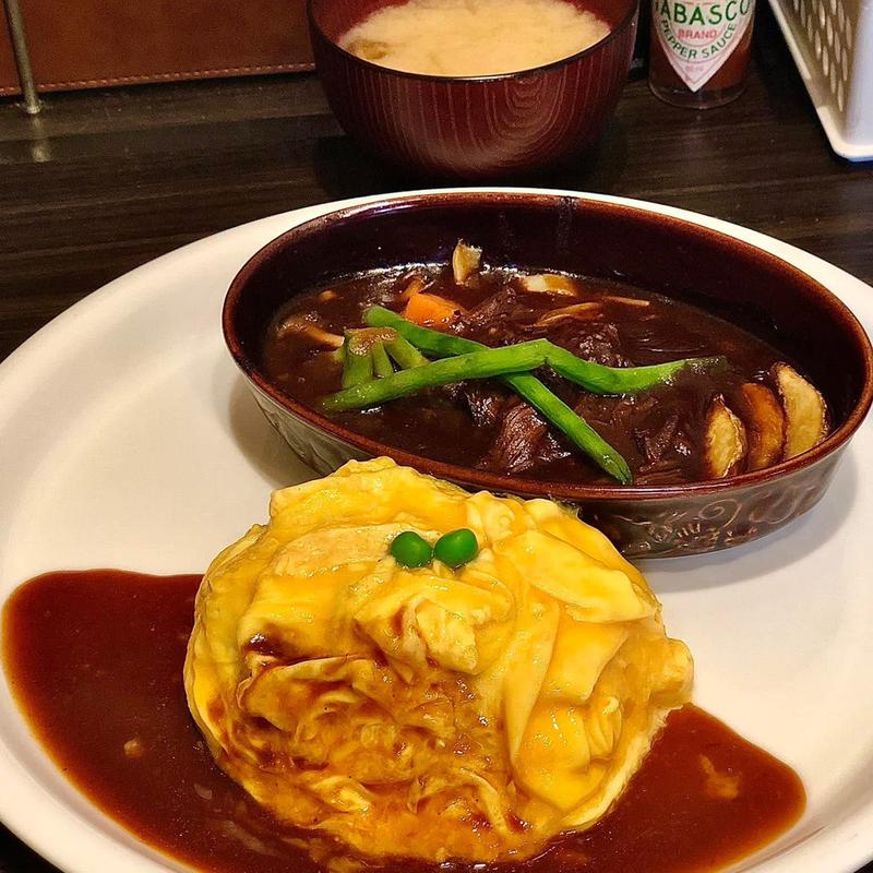 オムライスとハーフビーフシチュー盛り合わせ(洋食亭おおはし)