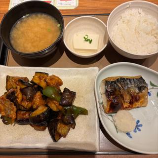 なす味噌と焼き魚の定食(やよい軒 東上野店)