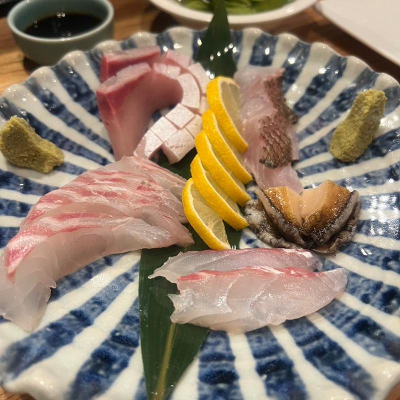 刺身盛り合わせ(鯛 サワラ ブリ アワビ)(炉ばた焼 由良)