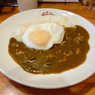 黒毛和牛ビーフカレー(目玉焼きトッピング)サラダ付き