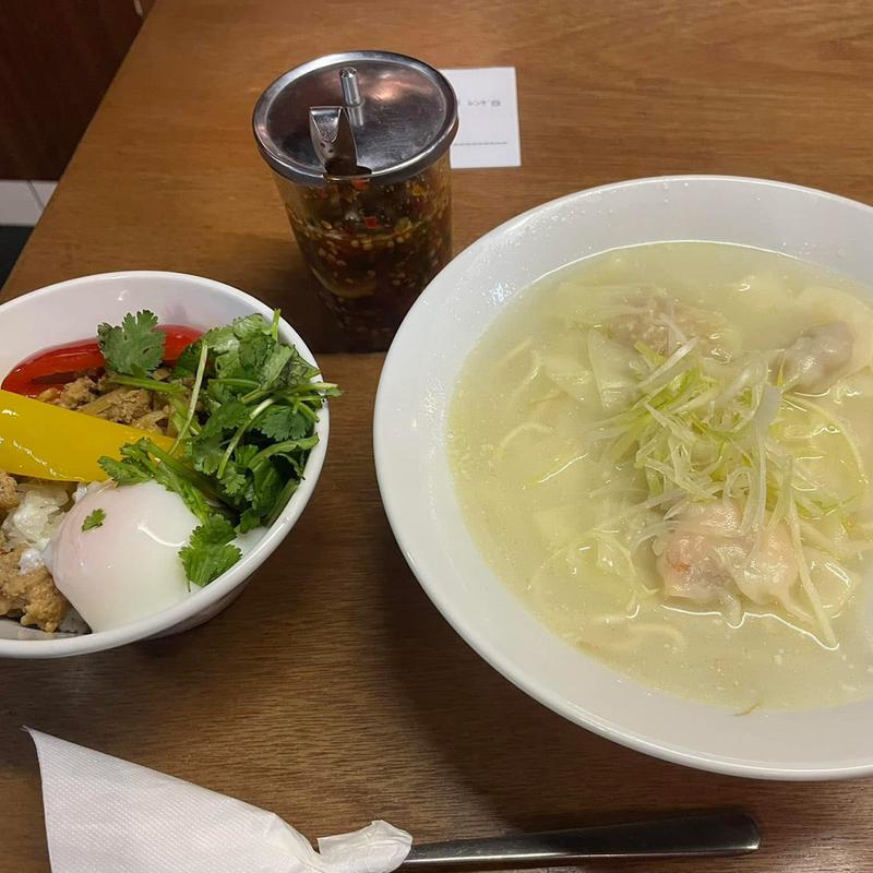 鶏白湯ワンタン麺 (海老豚ワンタン) ガパオ丼(ヌードルハウス ランドリー)