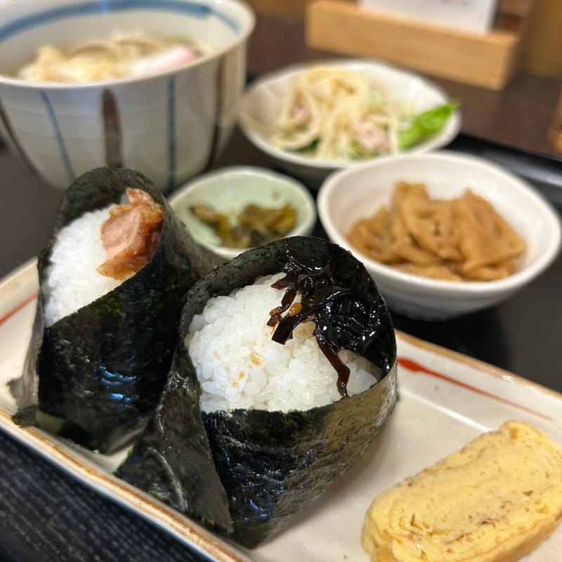 ランチセット(おにぎり2個、そば、サラダ、小鉢、漬物)(むすび舎 )