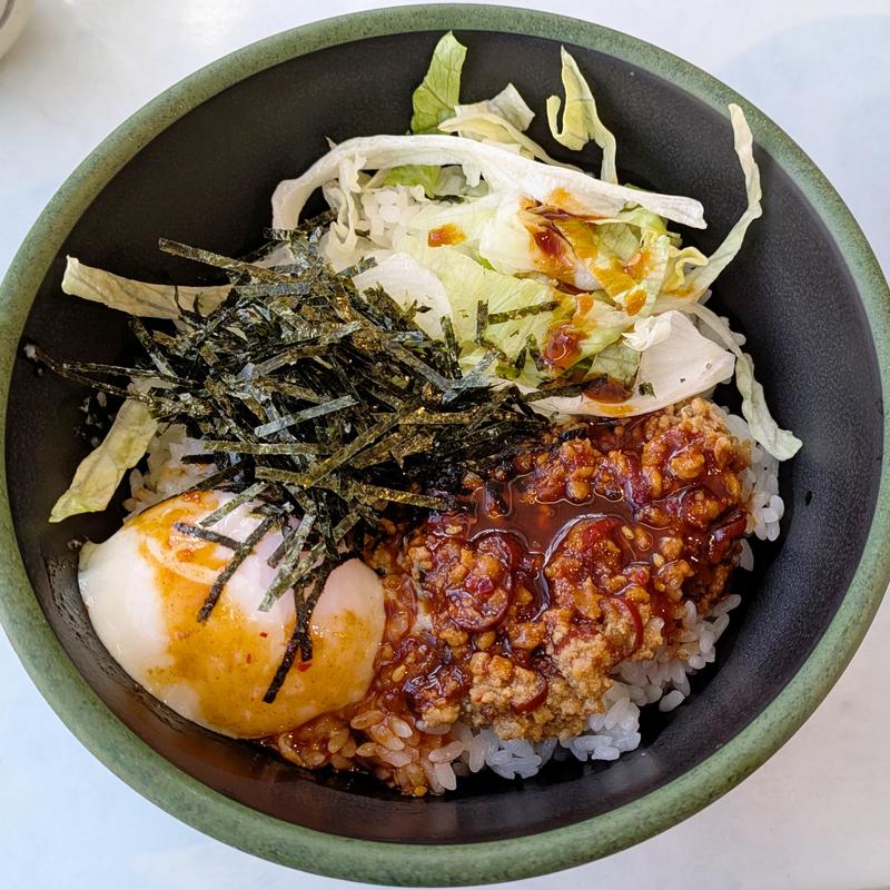 ピリ辛まぜまぜ丼(中)(東京科学大学つばめ生協すずかけ台食堂)
