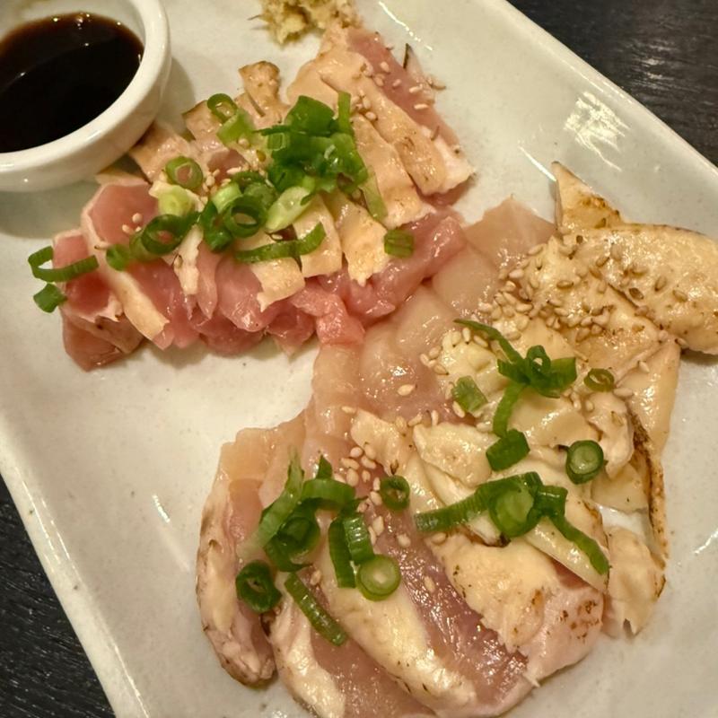 鳥刺 盛り合せ （もも肉、胸肉） (たま泉)