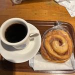 コーヒーとシナモンロール(マルセイコーヒー)