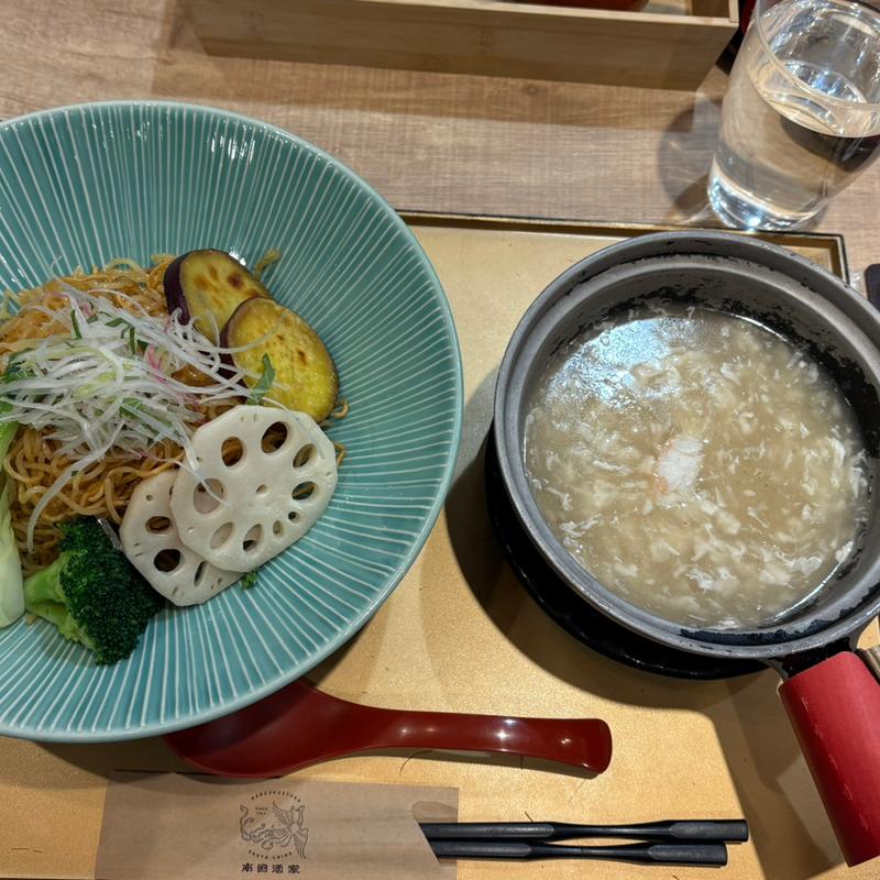 紅ずわい蟹と冬野菜のふわふわ淡雪あんかけやきそば(あんかけやきそば南国酒家 東京駅店)