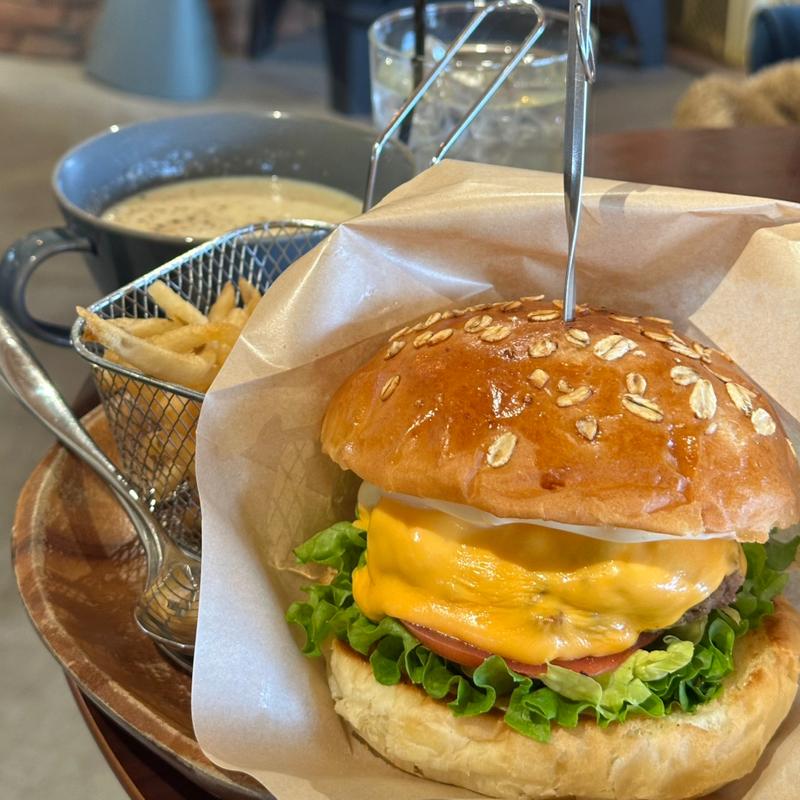 チーズバーガーとランチドリンク+スープセット(パン食堂PUT)