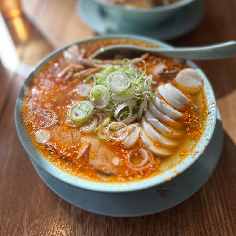 辛味中華並1辛+茹で卵スライス(えっちゃんラーメン。田町店)