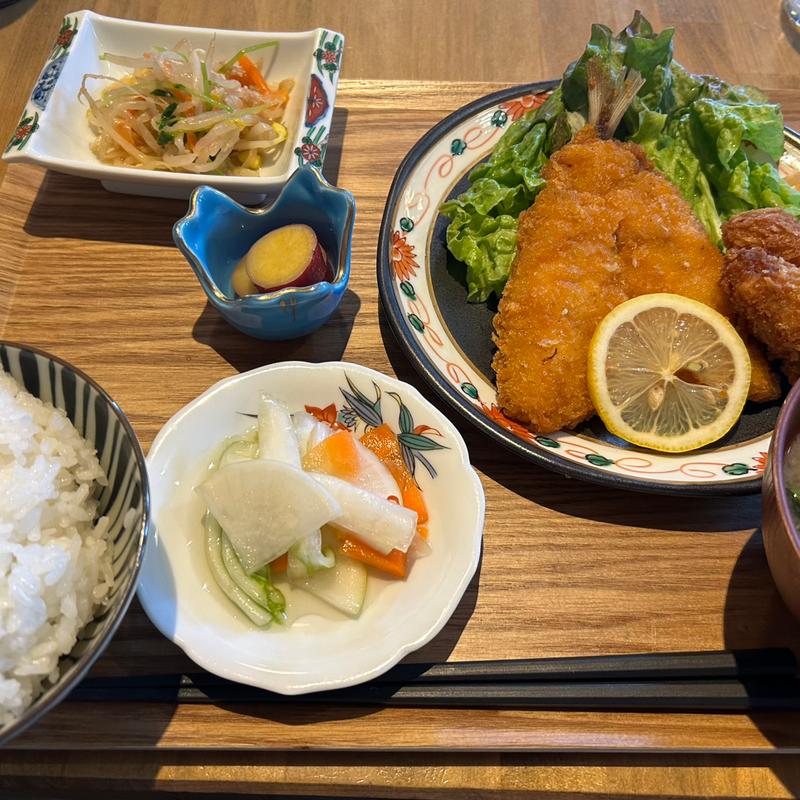 アジフライとカキフライ定食(ナカガミ食堂)