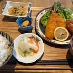 アジフライとカキフライ定食(ナカガミ食堂)