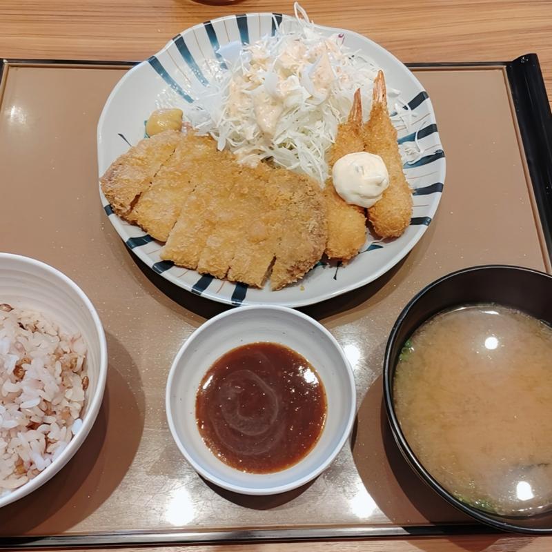 ロースとんかつとエビフライの定食(やよい軒 千歳駅前店)