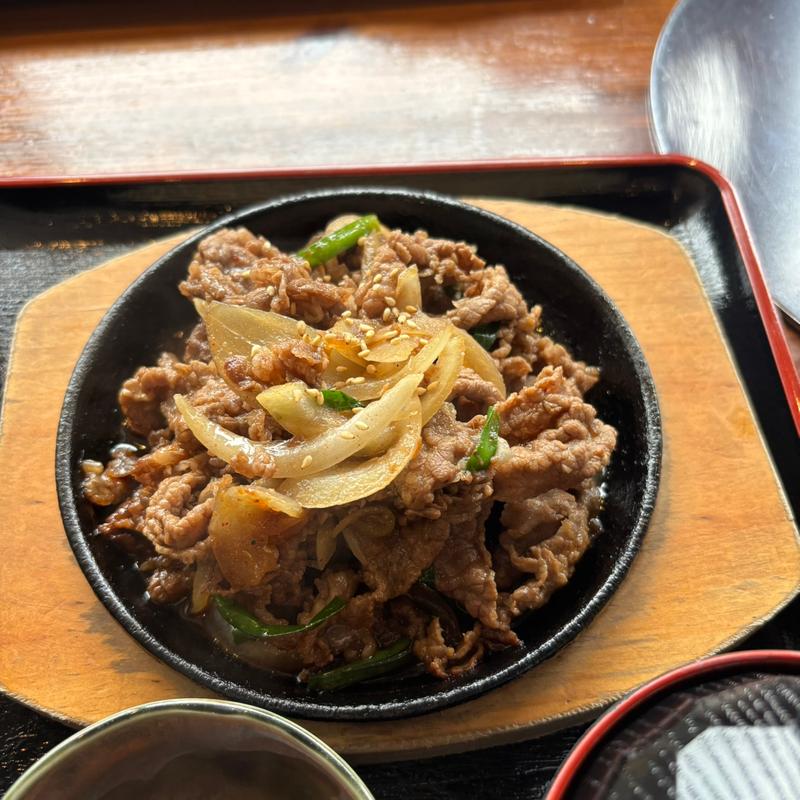 牛切り落とし鉄板焼き定食(虎壱精肉店 )