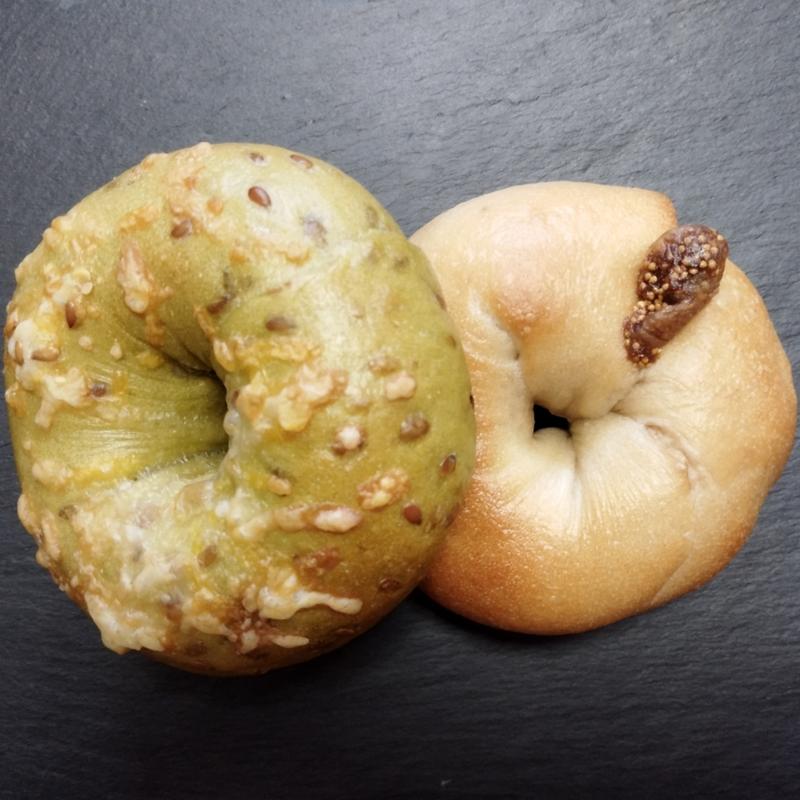 モリンガ、アマニのスーパーフードにチーズ2種(チェダーチーズ、ナチュラルチーズ)、いちじくとくるみ(土曜と日曜とソフトクリームとベーグル)