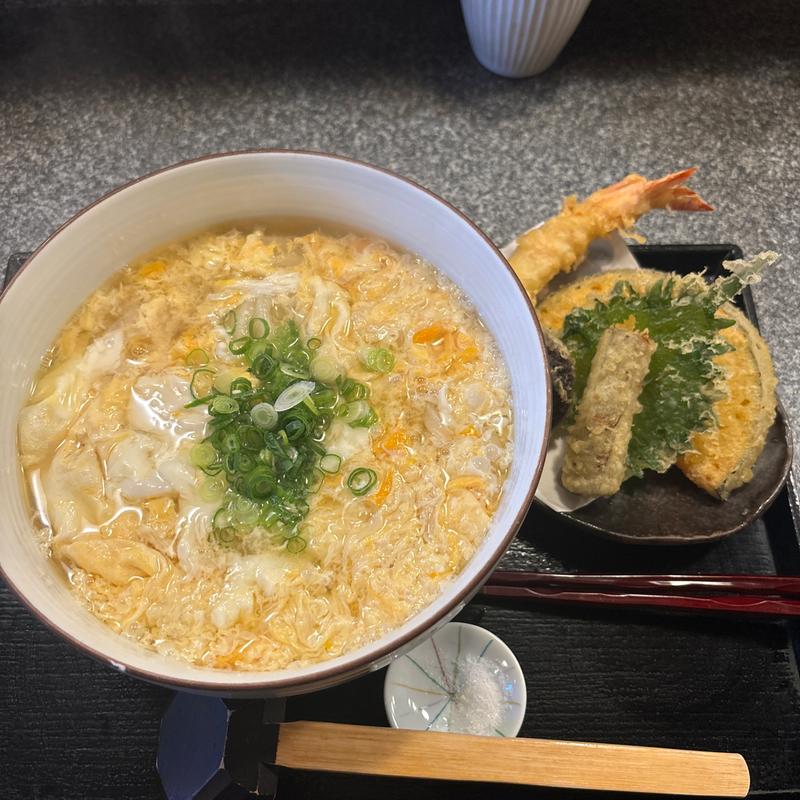 玉子とじうどんと天ぷら5種盛り(はまもと)