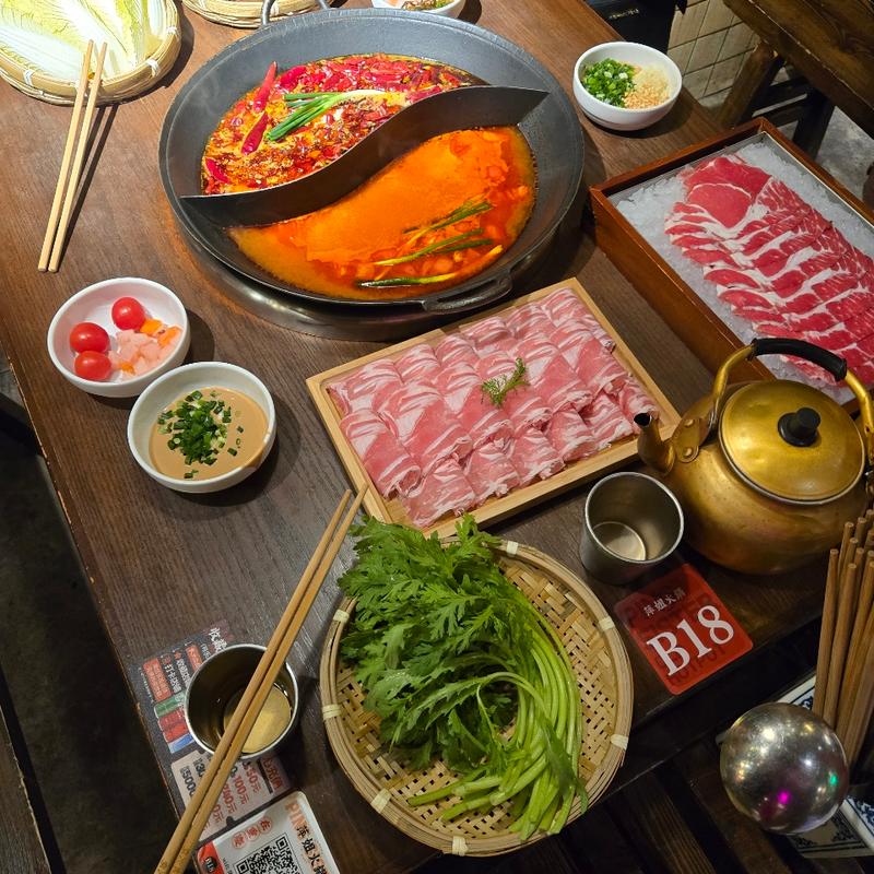 火鍋【ラム&牛・野菜・白菜】(北京老火鍋)