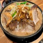 子豚 麺200g 野菜マシ ニンニク少し 脂マシ カラメ チャーシュートッピング(やきとり一本道)