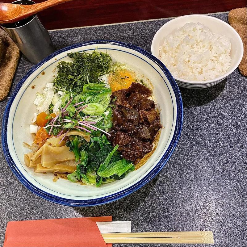 炊きホルモンまぜそば ごはん(烈志笑魚油 麺香房 三く)