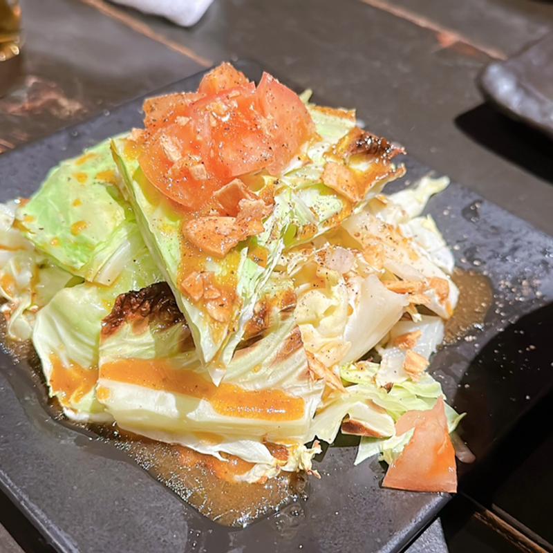 キャベツの丸焼き 焦がしにんにくソースがけ(もぐら )