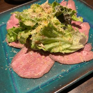 牛タンとミモレットのサラダ(薪窯ピザとワイン SUONARE)