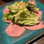 牛タンとミモレットのサラダ(薪窯ピザとワイン SUONARE)