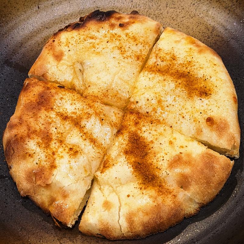 当店自慢のとろーりチーズナン(ソウルフードインディア 水道橋)