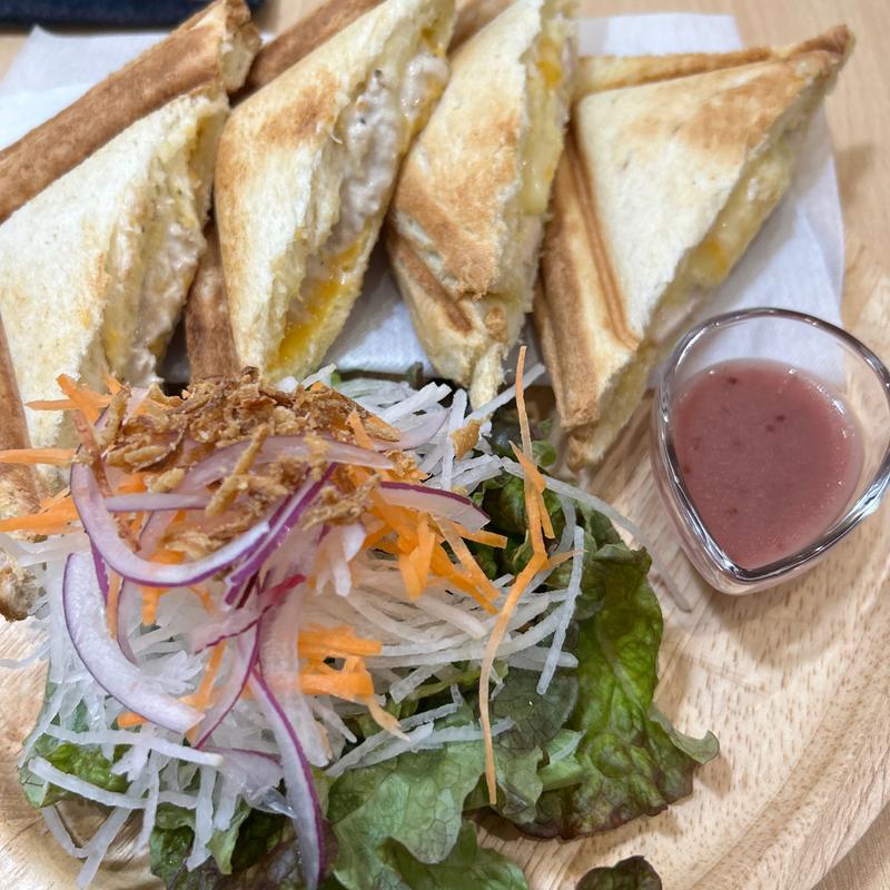 ツナチーズとハムチーズのホットサンド(オーダー焙煎 豆治)