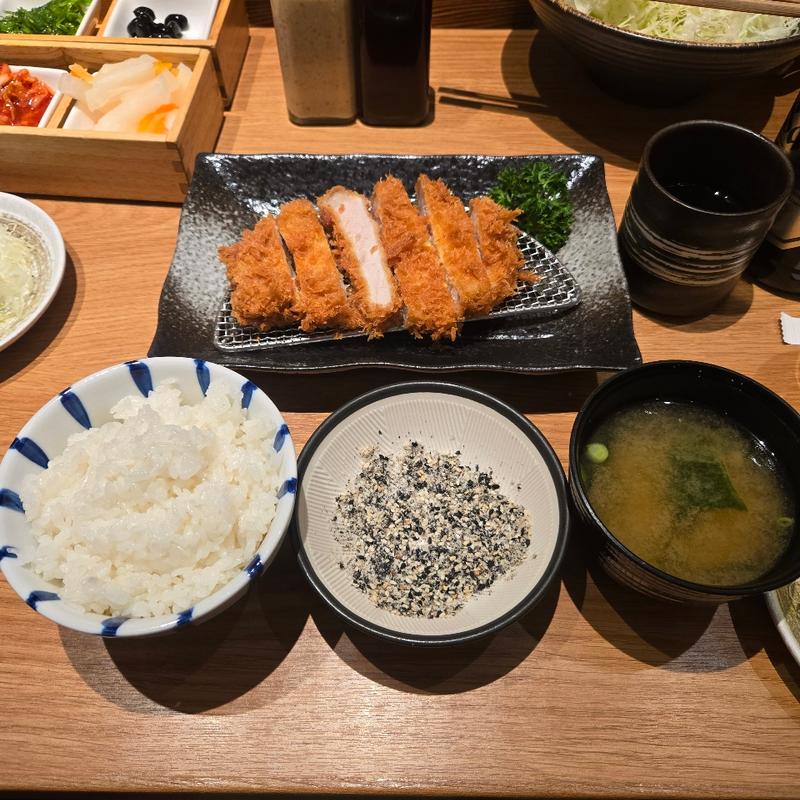 ロースかつ定食(勝博殿)