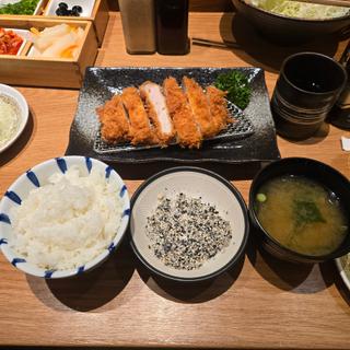 ロースかつ定食(勝博殿)