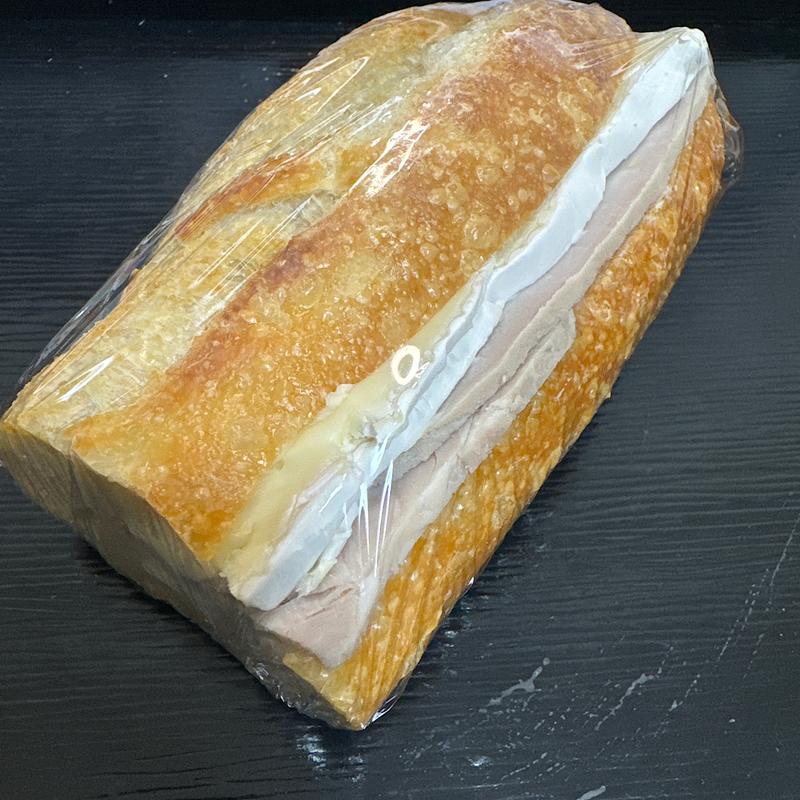 ブリーチーズと自家製ハム(シャポードパイユ 麻布十番店)