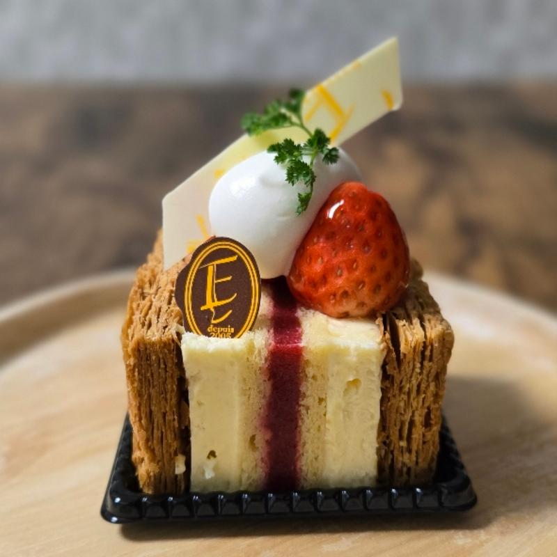 苺ミルフィーユ(パティシエ エイジ ニッタ)