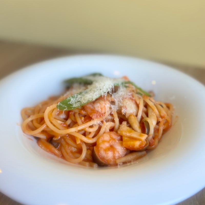 本日のパスタ　B. えびとほたてときのこのトマトクリームソース(Haleiwa cafe (ハレイワカフェ） 京都桂店)