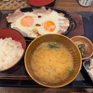 豚バラ目玉焼き定食