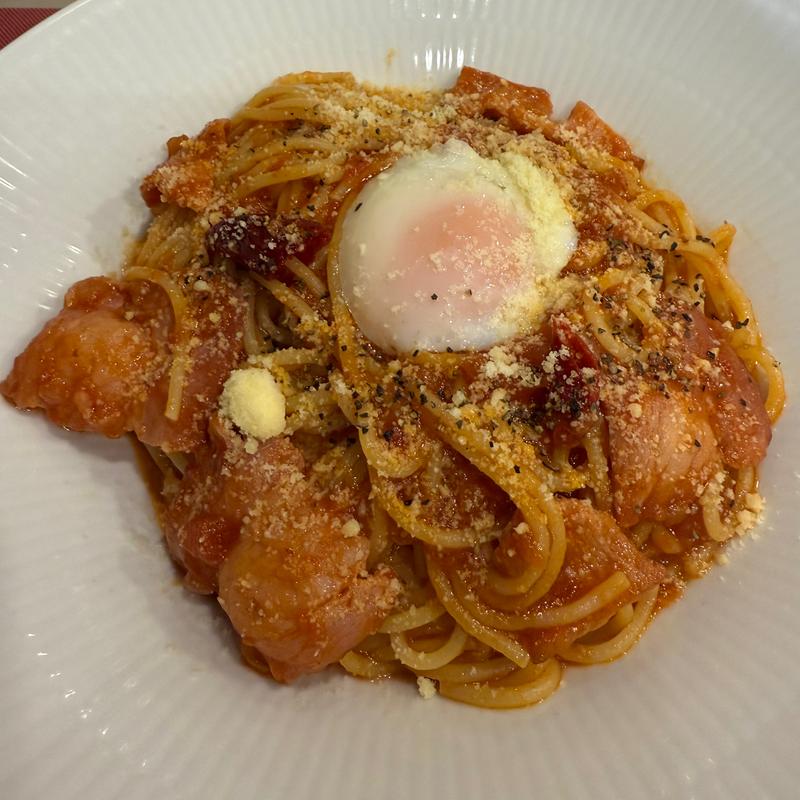 半熟卵とベーコンのチリトマトカルボナーラ(DoNA 京王多摩センター店)