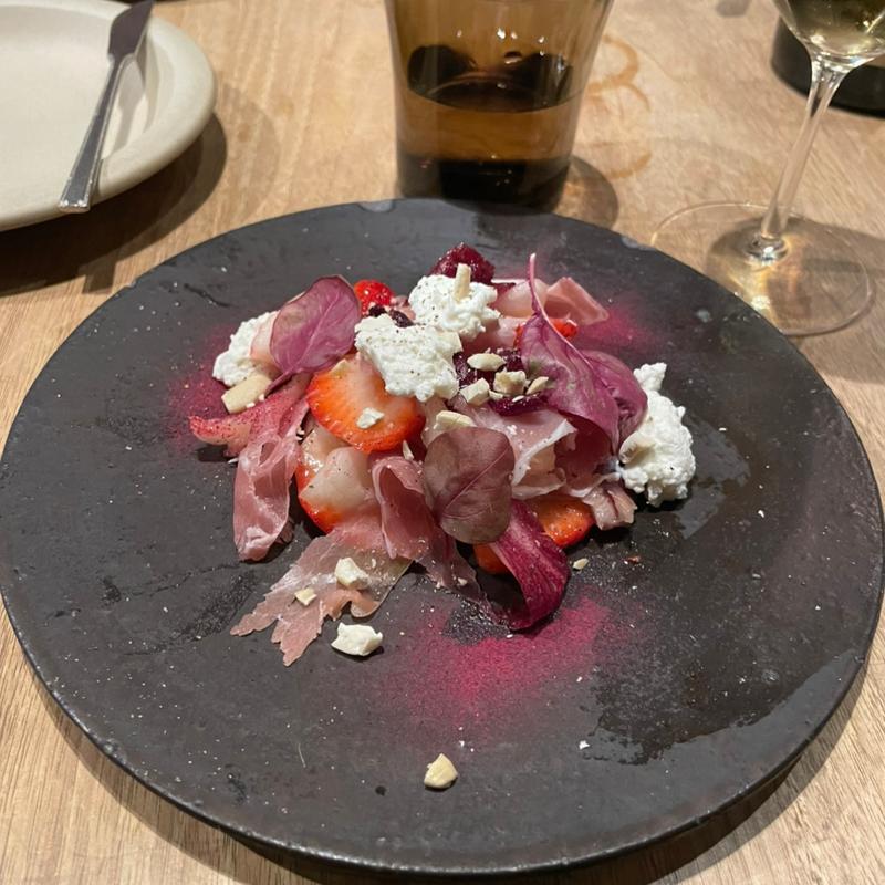 季節とフルーツと生ハムの赤いサラダ(ONZORO.)