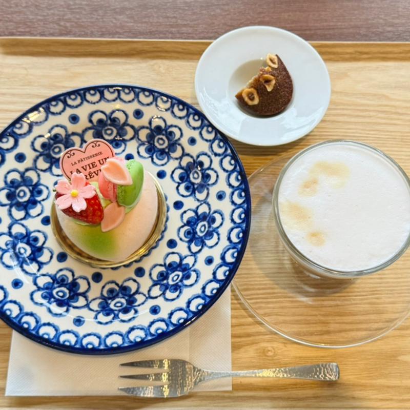 ケーキセット・さくら(パティスリー ラヴィアンレーヴ)